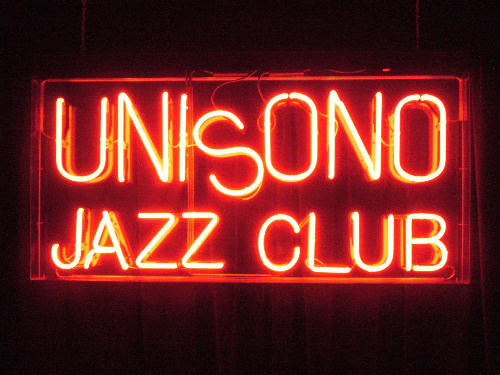 L'insegna al neon dell'Unisono Jazz Club
