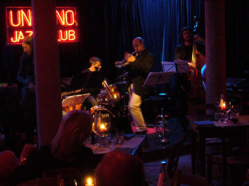 Una tipica serata di musica jazz per gli avventori dell'Unisono Jazz Club di Feltre